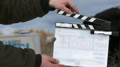 Ein Film-Team-Mitarbeiter hält eine Filmklappe. Archivbild