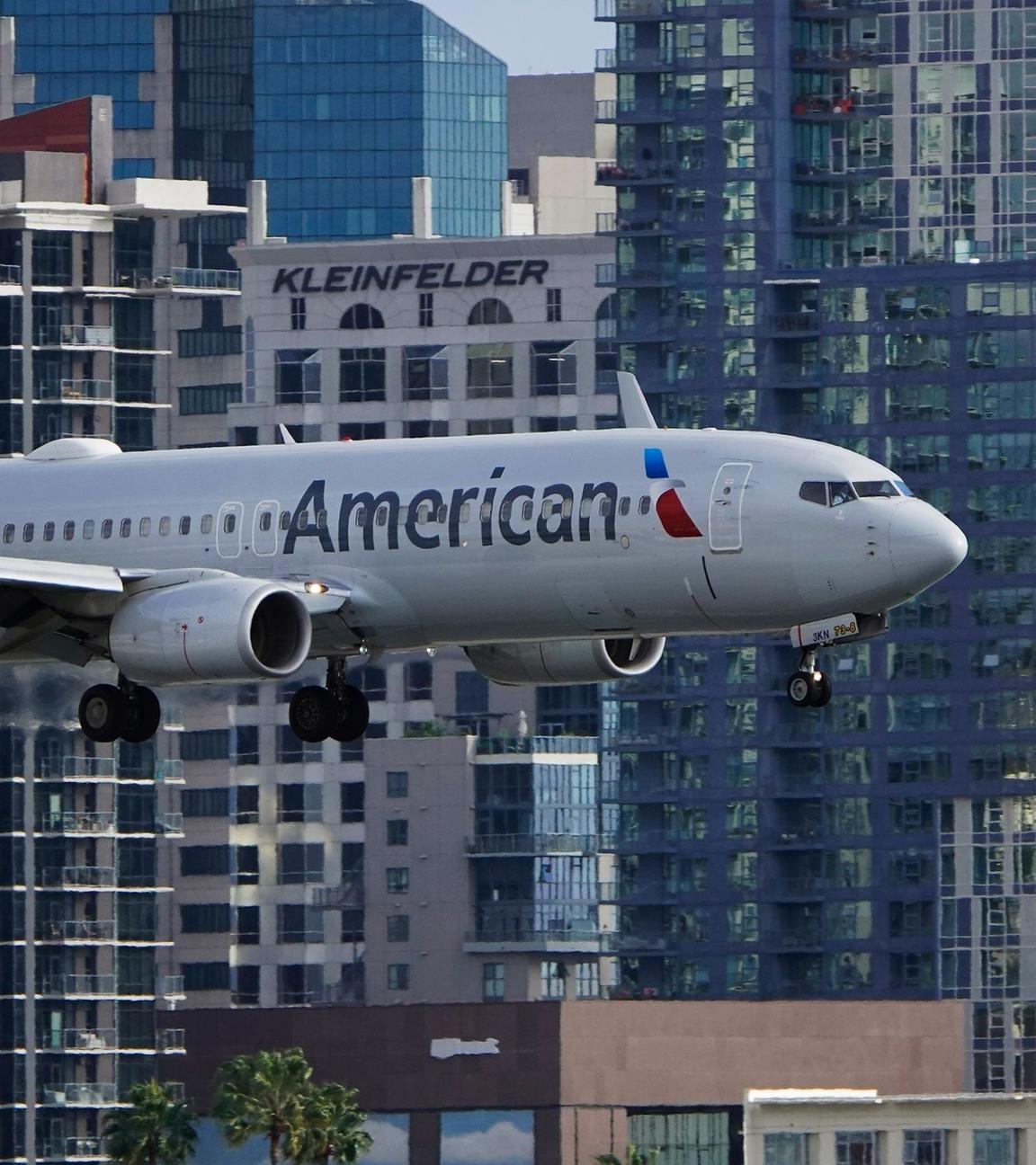 Ein Flugzeug im Landeanflug auf eine US-Flughafen. Archivbild