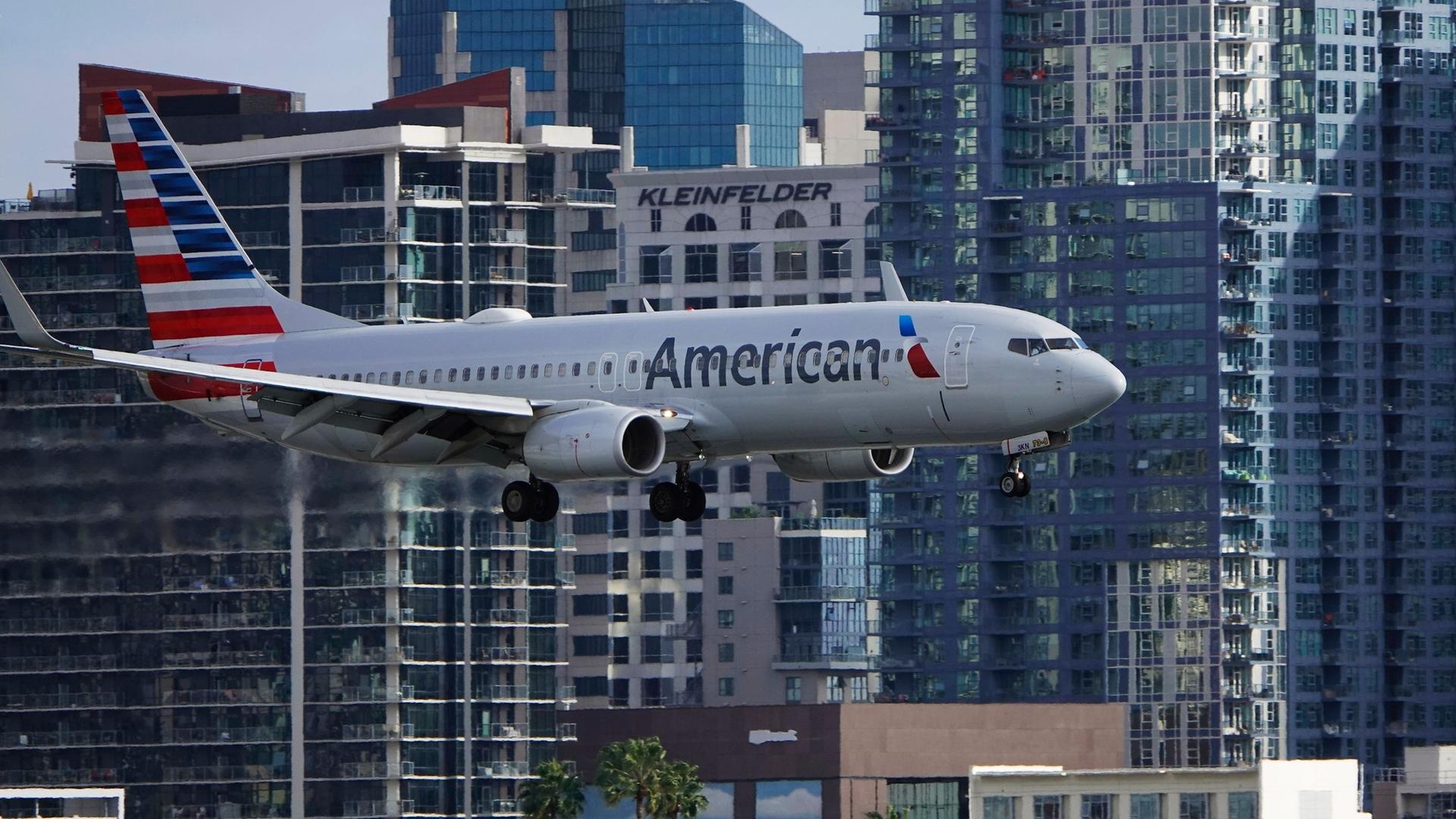 Ein Flugzeug im Landeanflug auf eine US-Flughafen. Archivbild