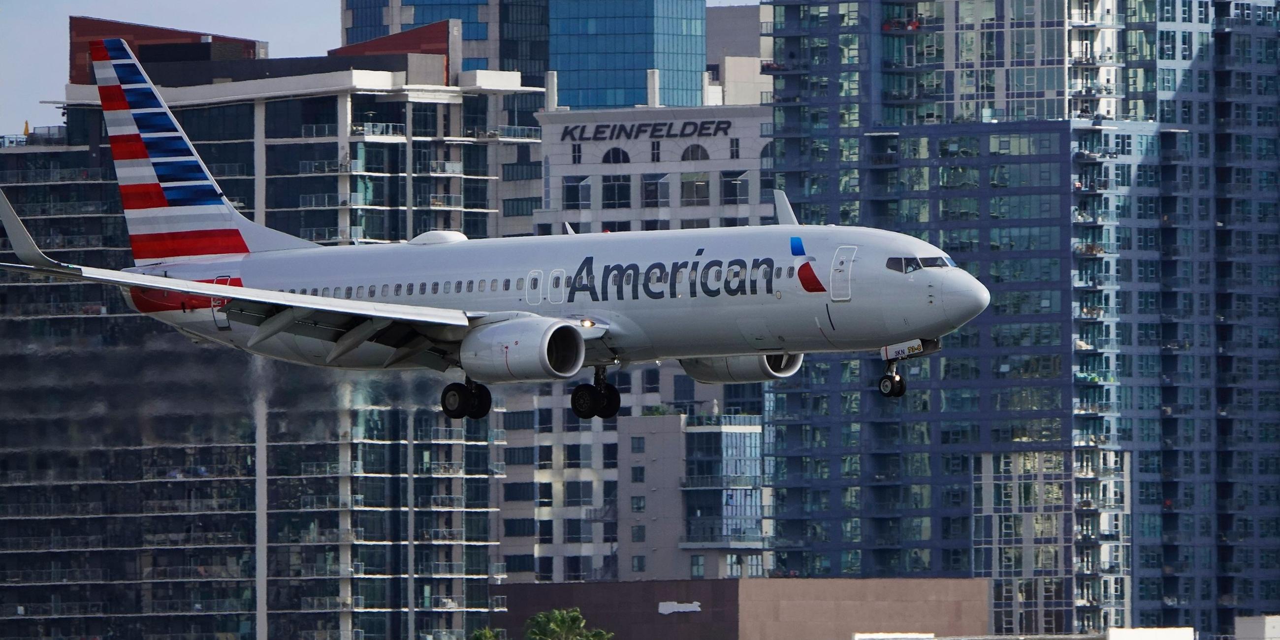 Ein Flugzeug im Landeanflug auf eine US-Flughafen. Archivbild