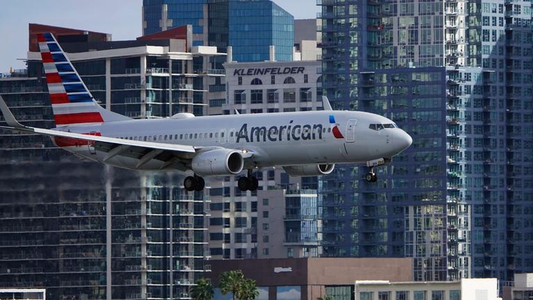 Ein Flugzeug im Landeanflug auf eine US-Flughafen. Archivbild