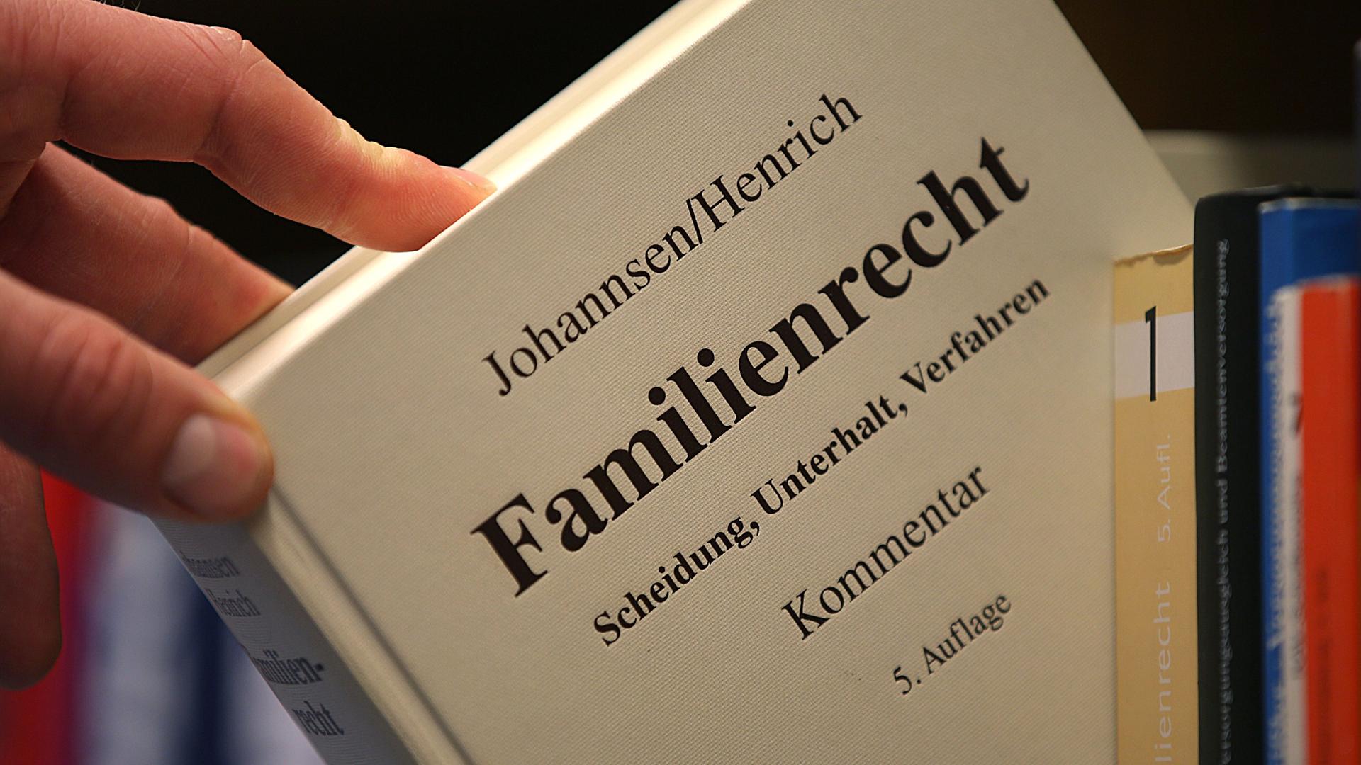 Ein Gesetzbuch zum Familienrecht. Symbolbild