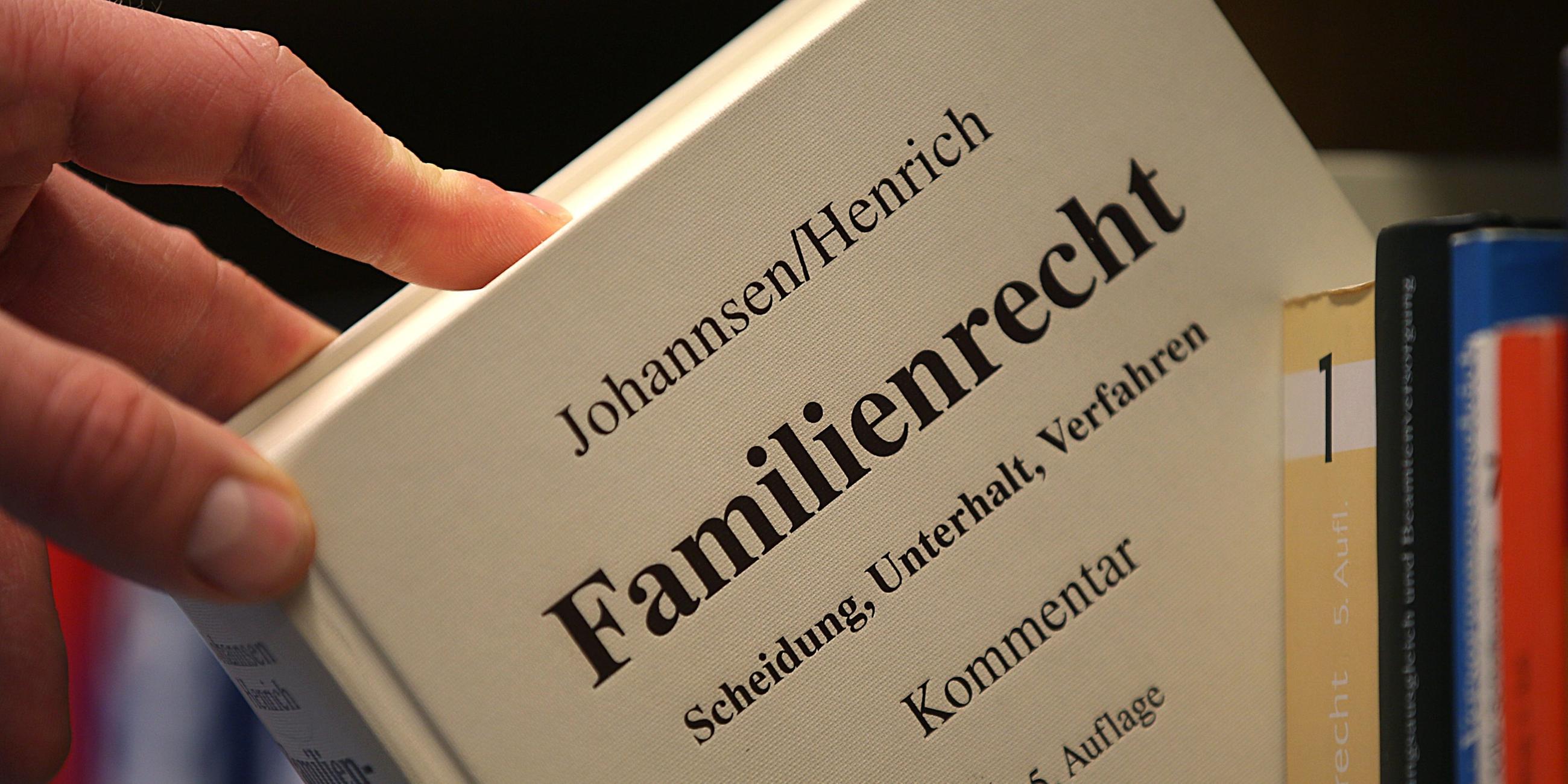 Ein Gesetzbuch zum Familienrecht. Symbolbild