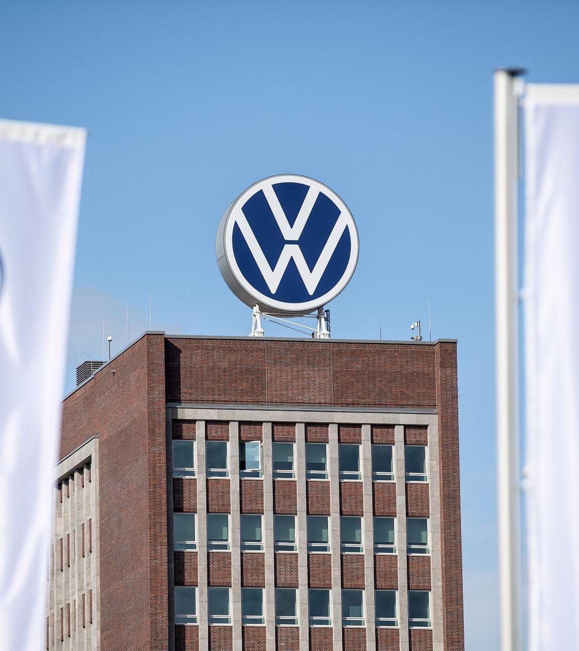 Ein großes VW-Logo steht auf dem Verwaltungshochhaus. Symbolbild