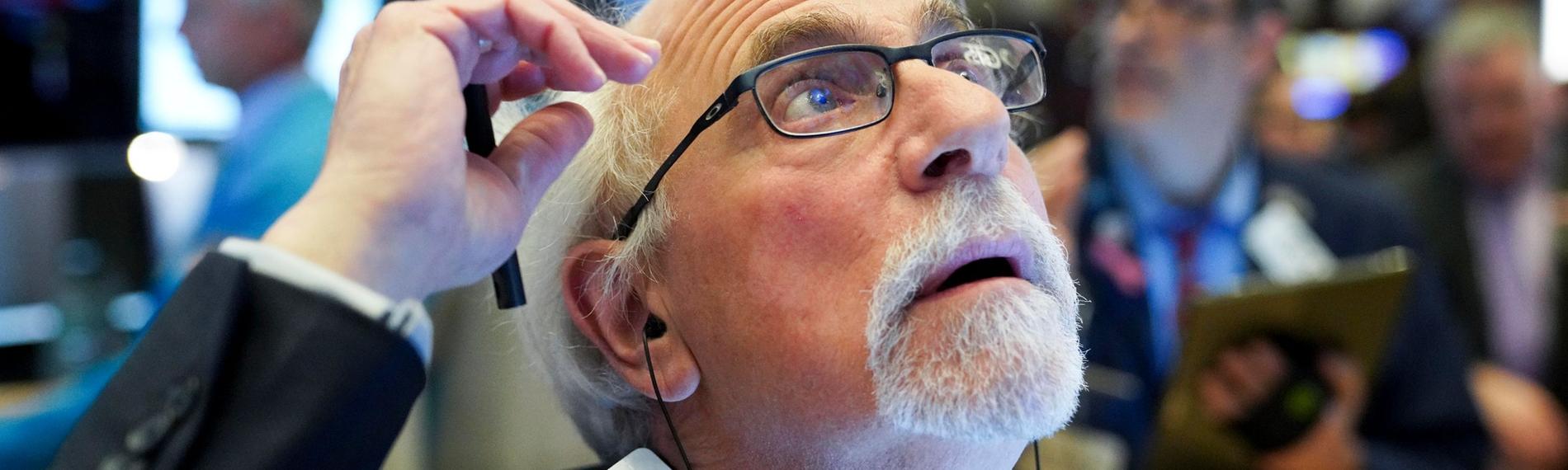 Ein Händler beobachtet sorgenvoll die Kurse an der US-Börse.