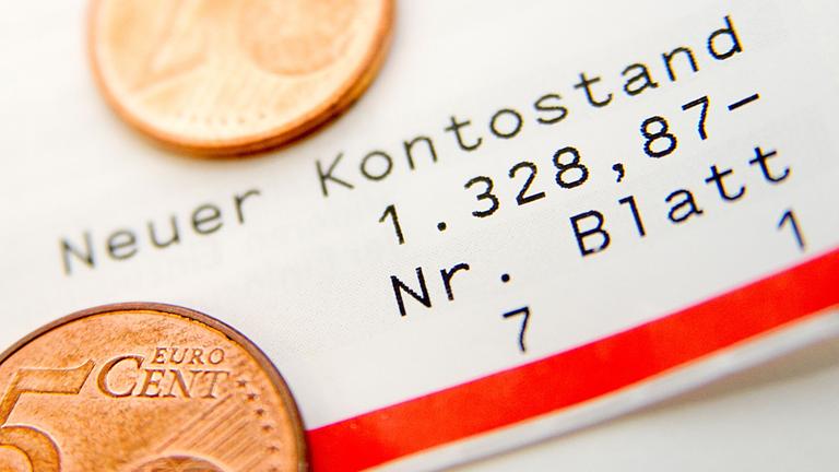 Ein Kontoauszug zeigt den aktuellen Kontostand. Symbolbild
