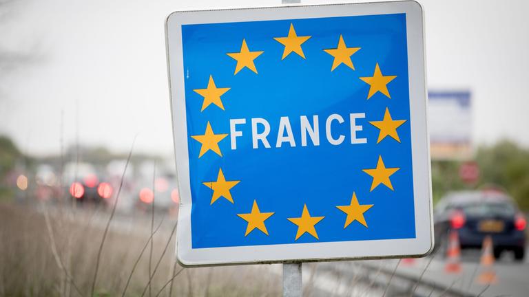 Ein Länderschild an einer Autobahn. Symbolbild