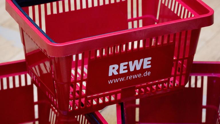 Ein leerer Einkaufskorb von Rewe. Symbolbild
