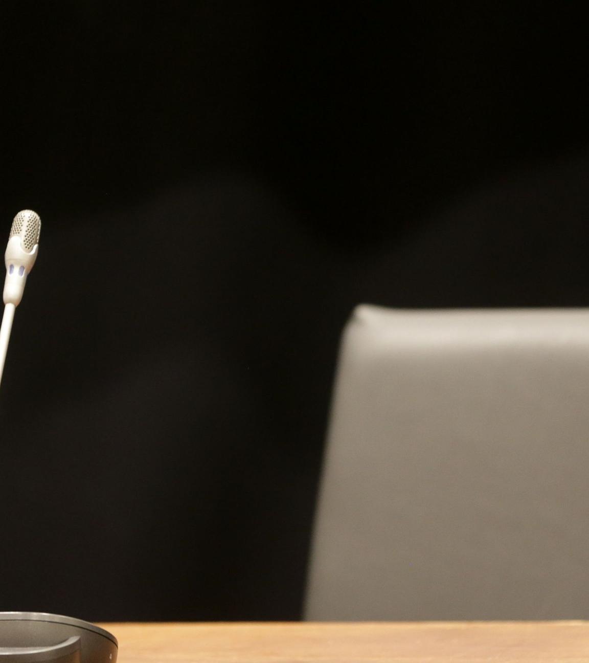 Ein leerer Richterstuhl.