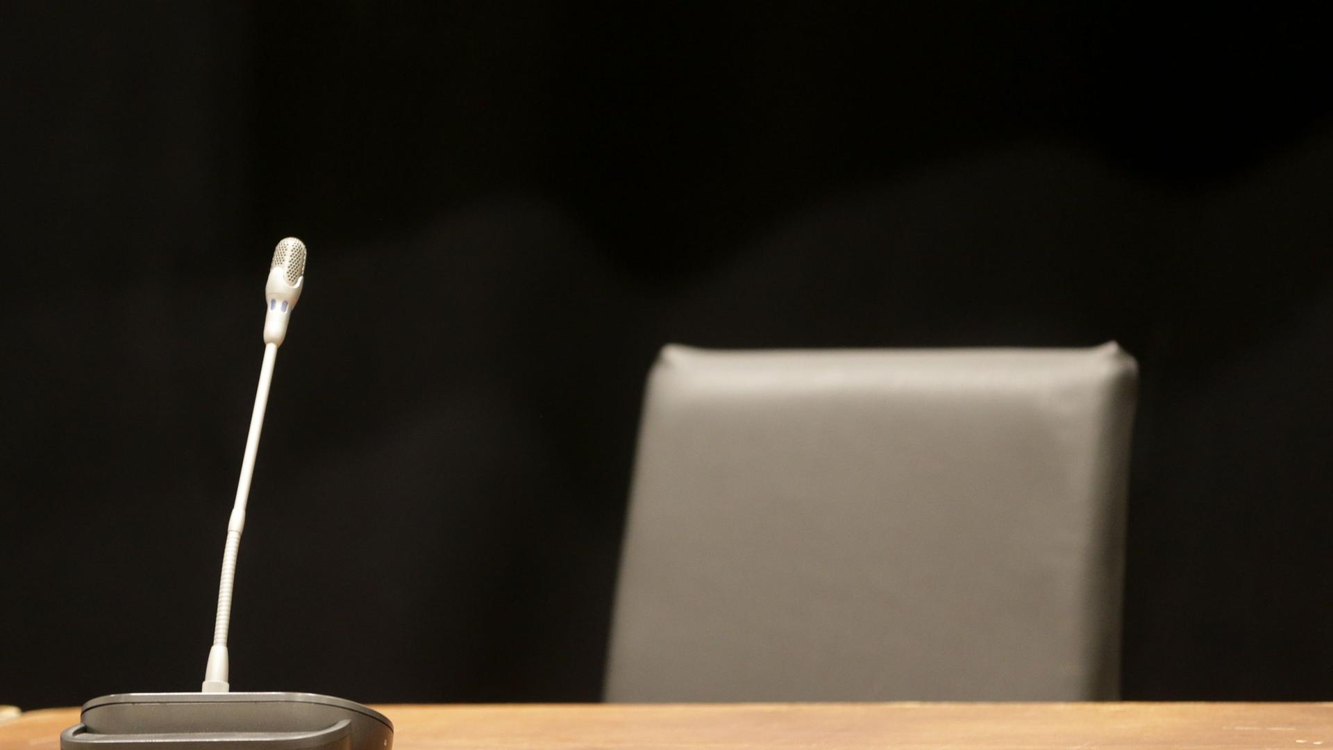 Ein leerer Richterstuhl.