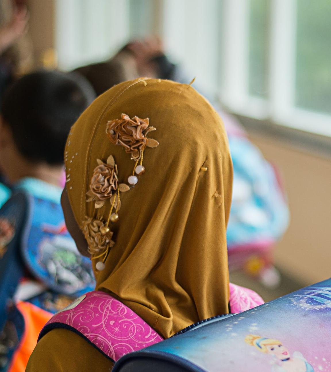 Ein Mädchen mit Kopftuch in einer Schule. Archivbild