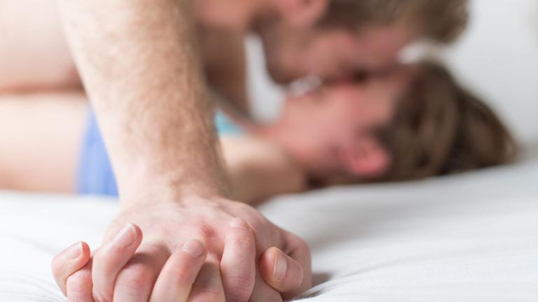 Ein Mann und eine Frau liegen im Bett. Archivbild