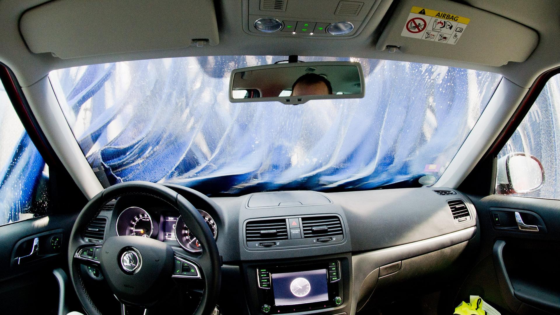 Ein Pkw fährt durch eine Waschstraße. Symbolbild