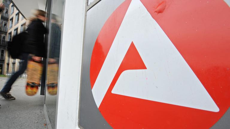 Ein Schild einer Arbeitsagentur. Archivbild