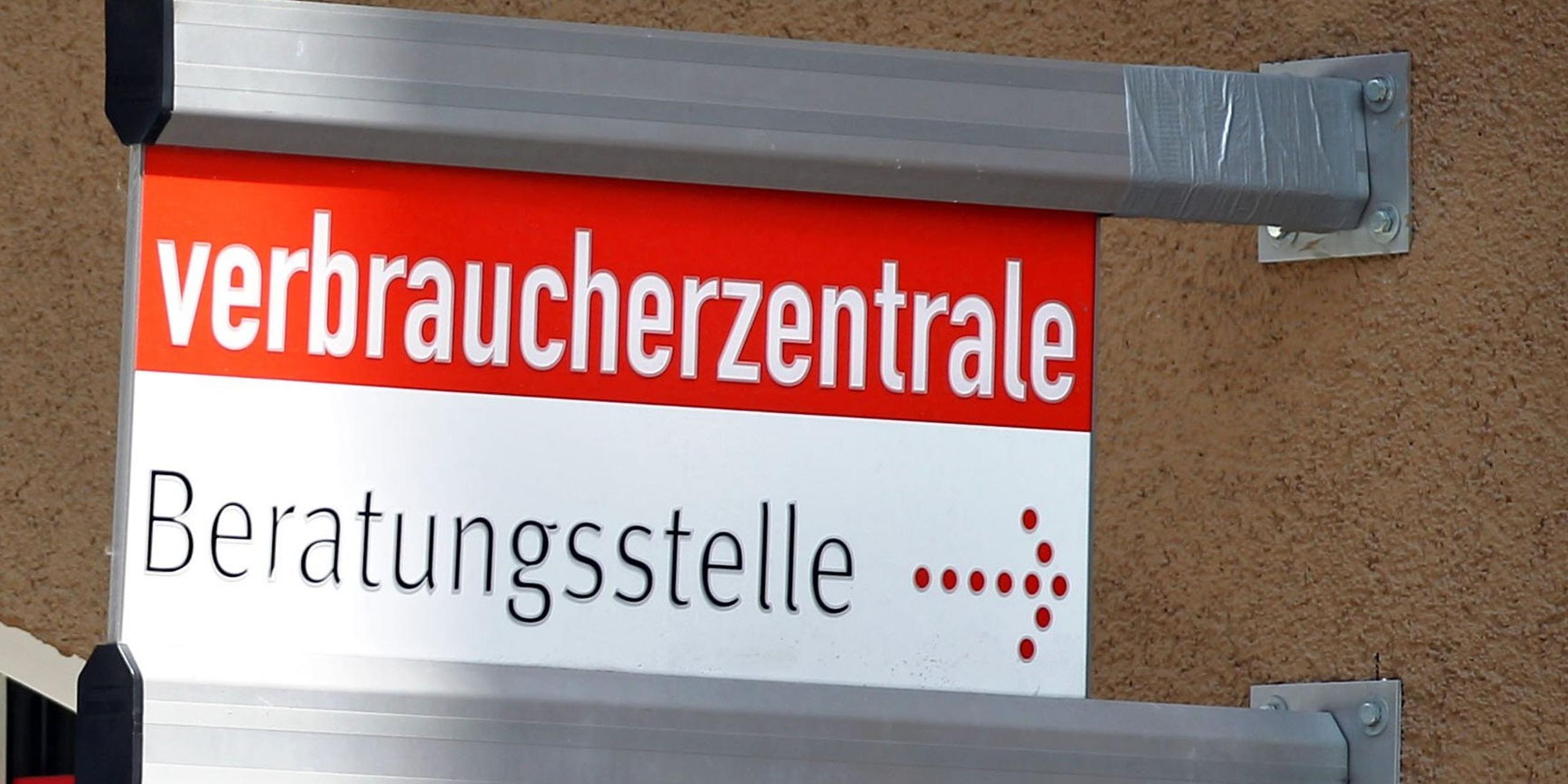 Ein Schild mit der Aufschrift «Verbraucherzentrale». Archivbild