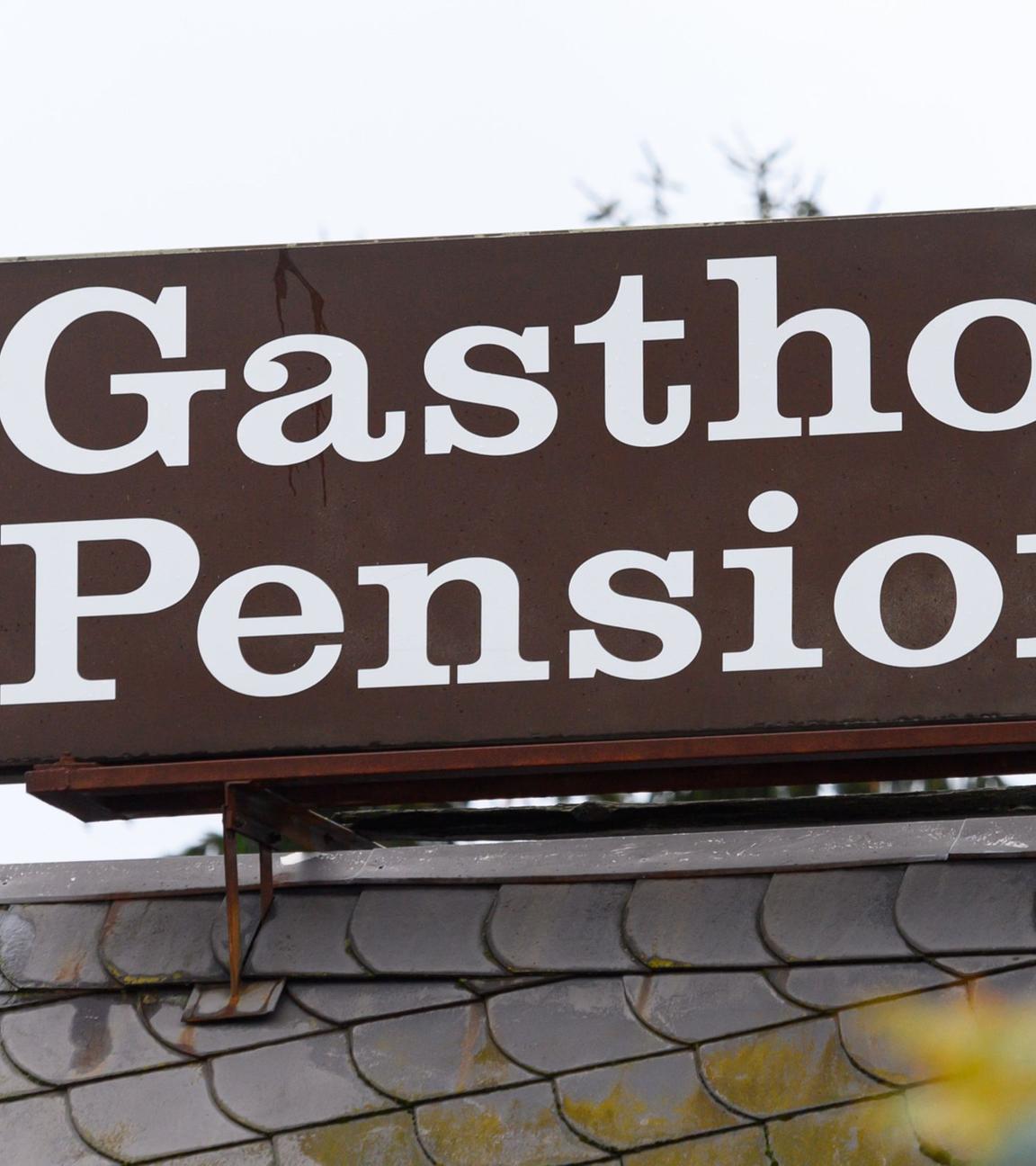 Ein Schild weist auf einen Gasthof mit Pension hin. Symbolbild