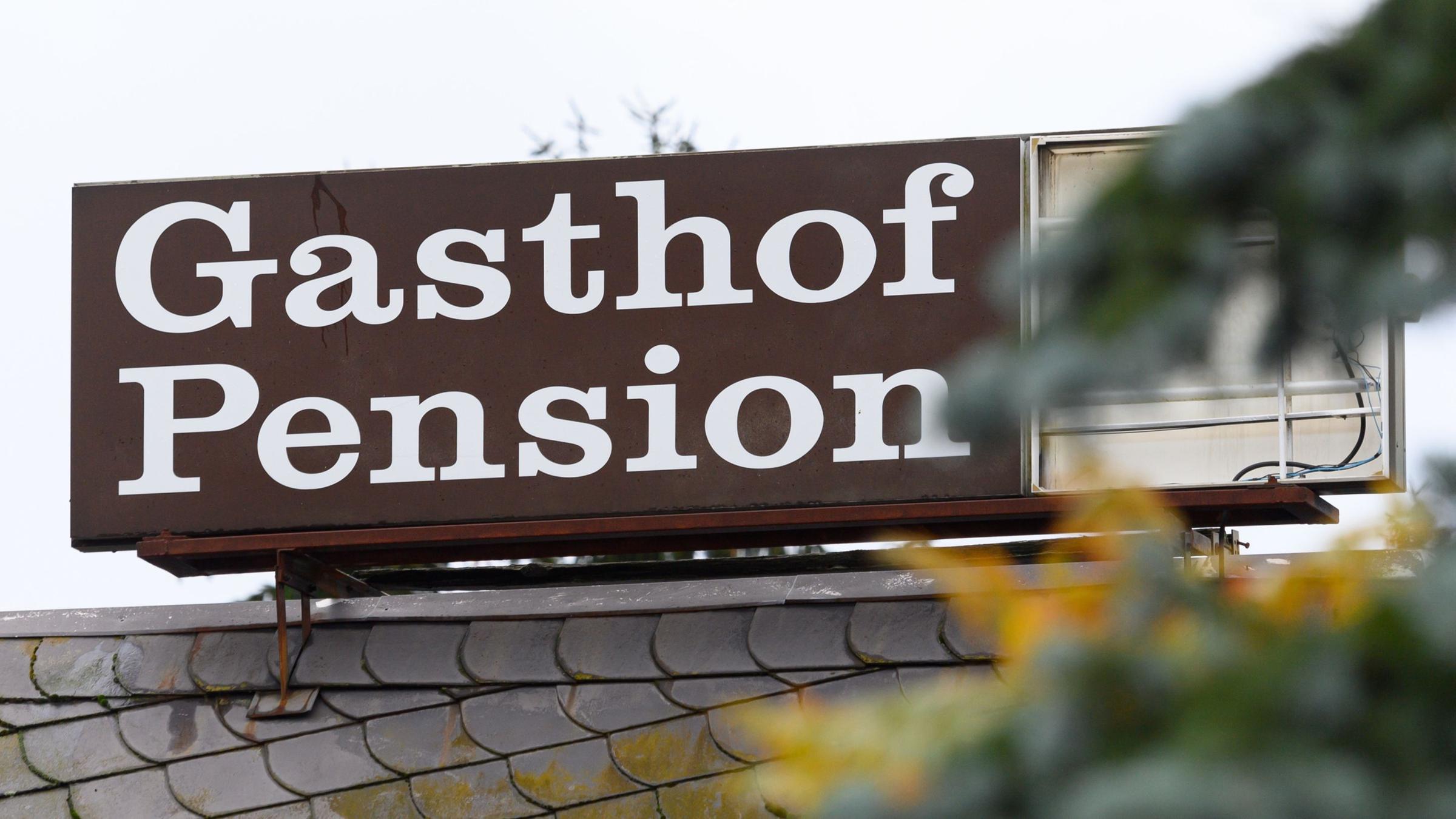 Ein Schild weist auf einen Gasthof mit Pension hin. Symbolbild