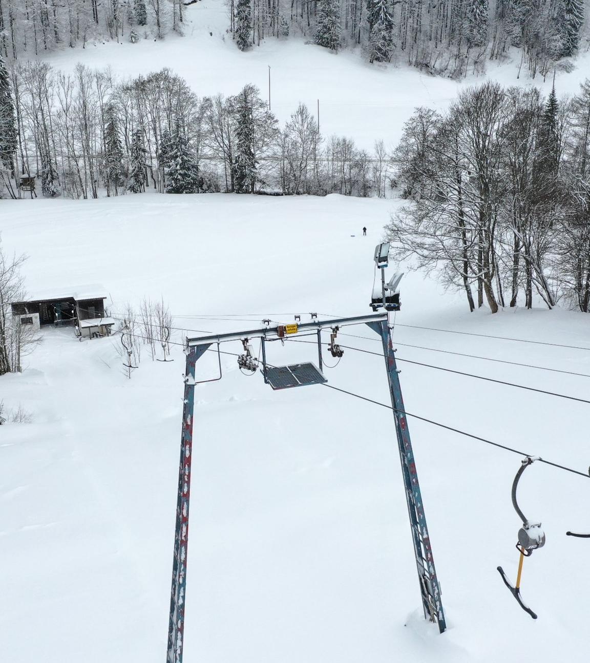 Ein Skilift steht still. Archivbild