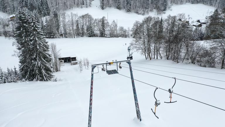 Ein Skilift steht still. Archivbild