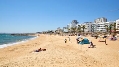 Ein Strand an der Algarve. Archivbild