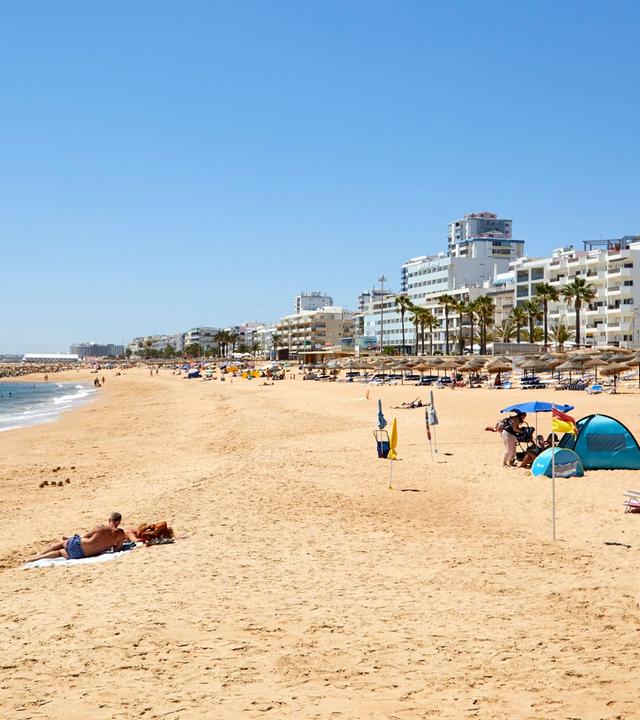 Ein Strand an der Algarve. Archivbild