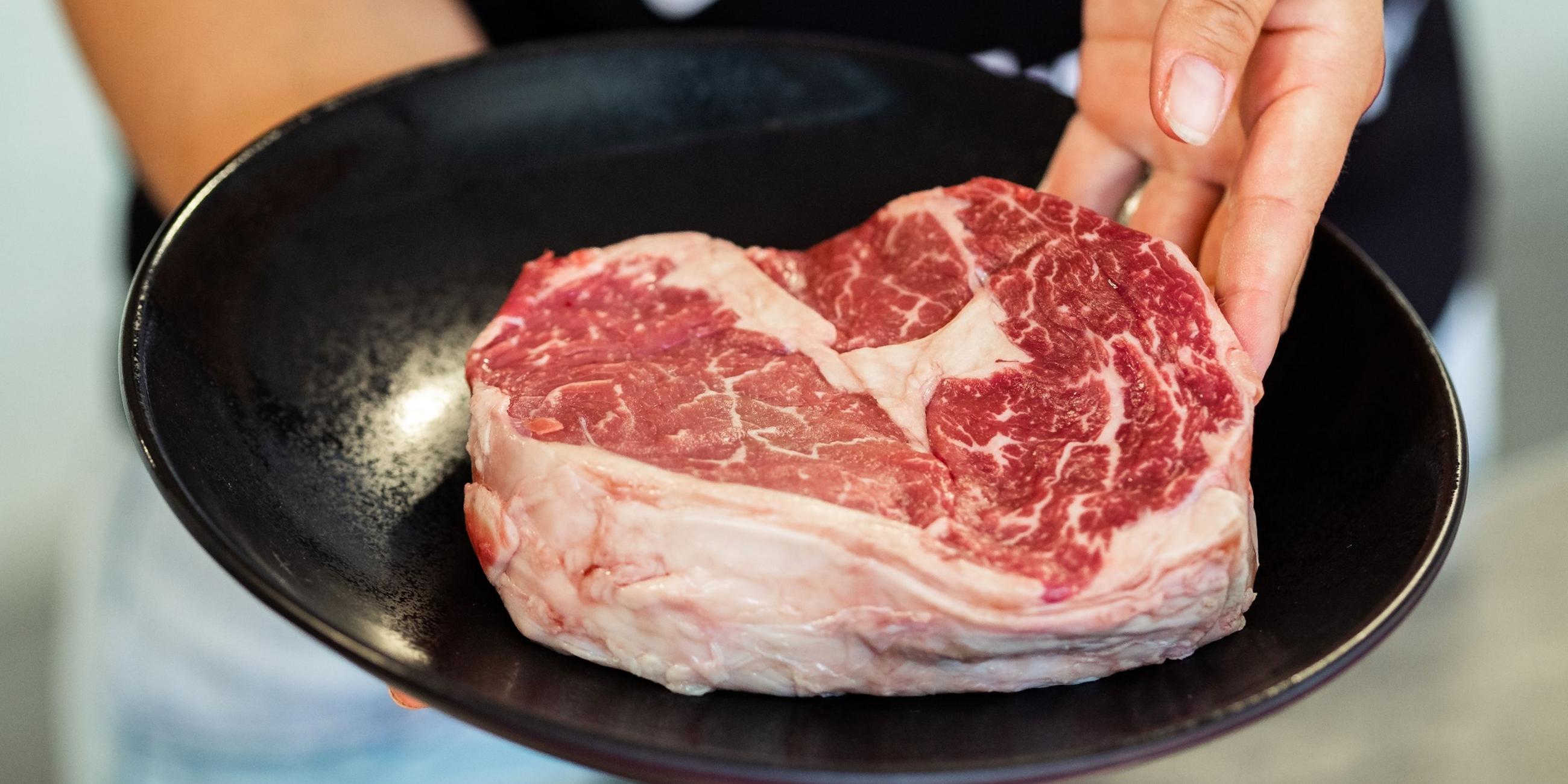 Ein Teller mit Fleisch.