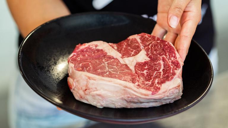 Ein Teller mit Fleisch.