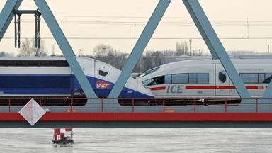 Ein TGV und ein ICE stehen auf einer Rheinbrücke. Archivbild
