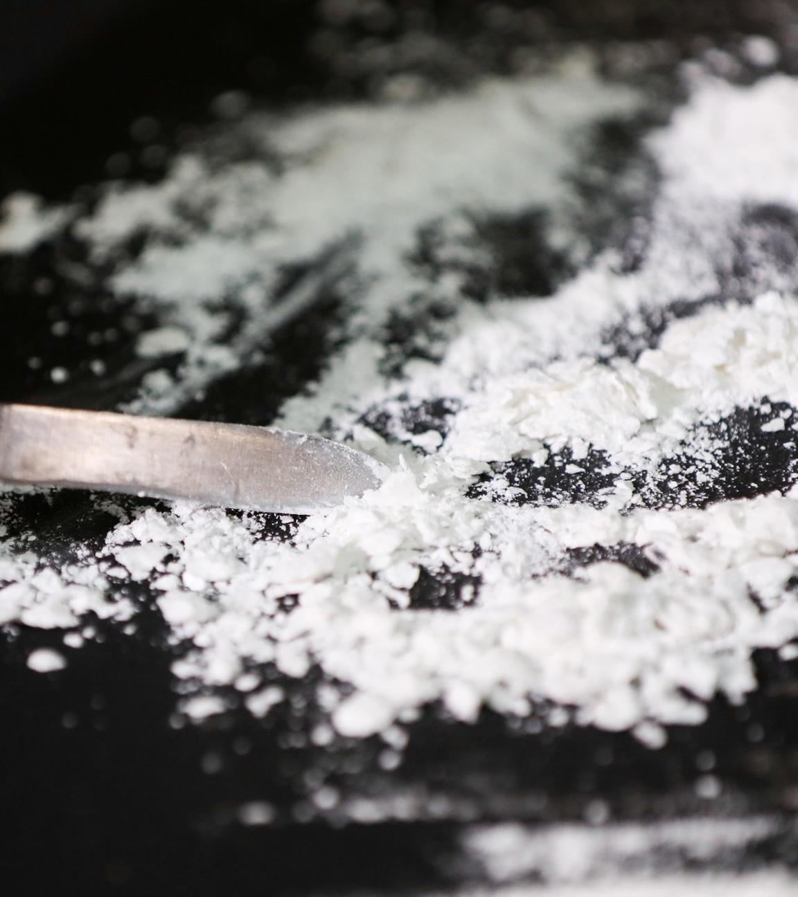 Ein Zollbeamter präsentiert Kokain. Symbolbild