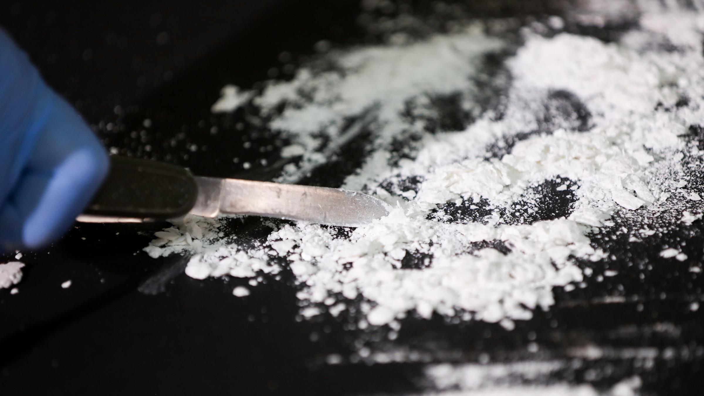 Ein Zollbeamter präsentiert Kokain. Symbolbild