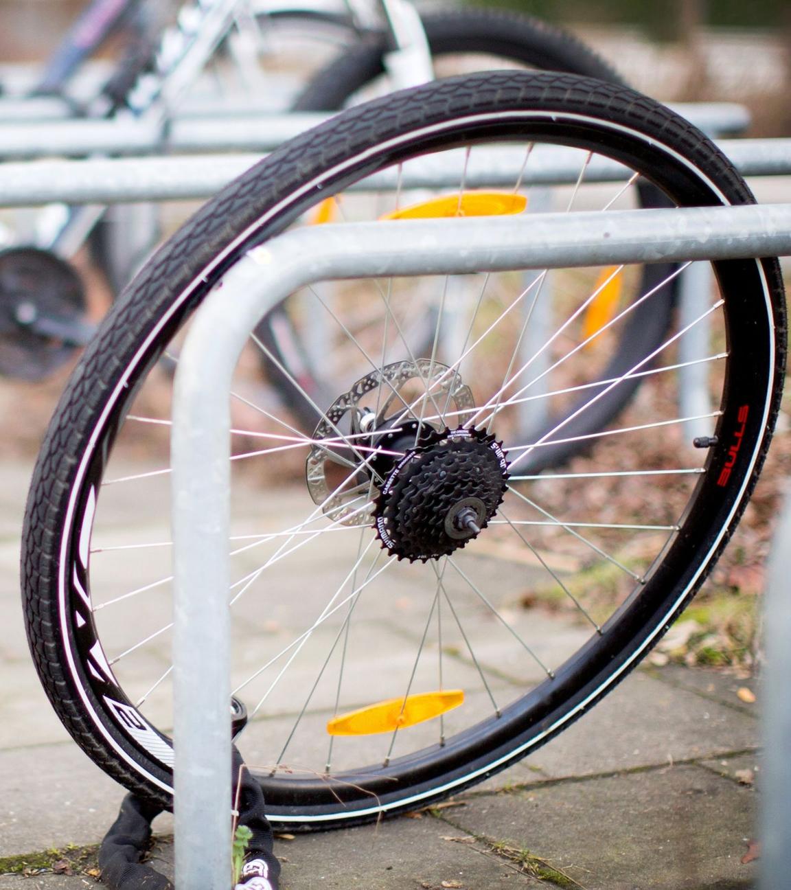Ein zurückgelassenes Hinterrad von einem Fahrrad. Symbolbild
