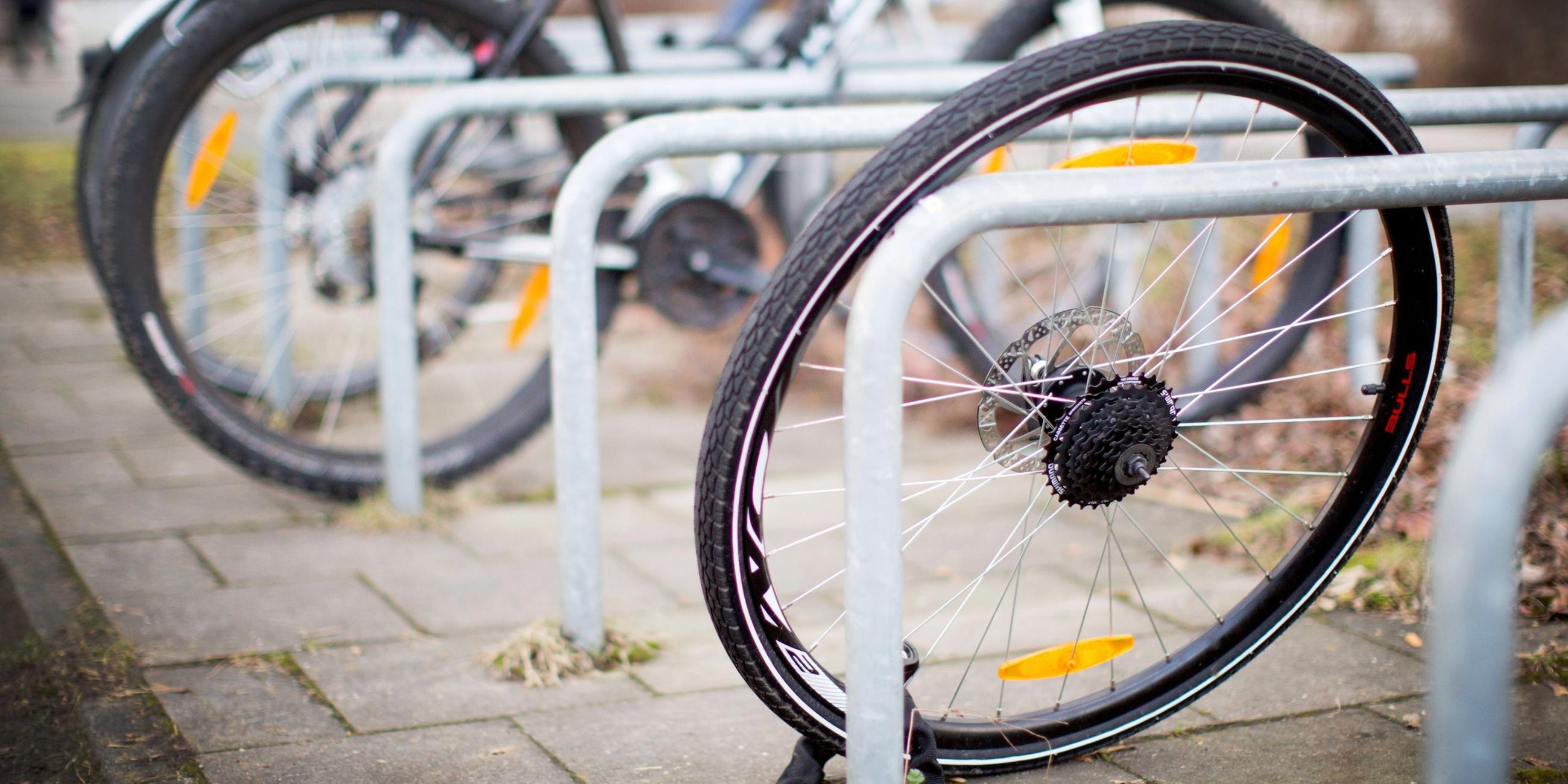 Ein zurückgelassenes Hinterrad von einem Fahrrad. Symbolbild