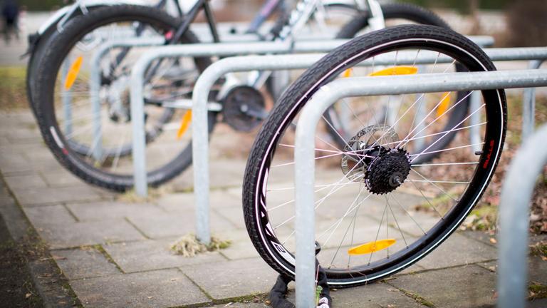 Ein zurückgelassenes Hinterrad von einem Fahrrad. Symbolbild