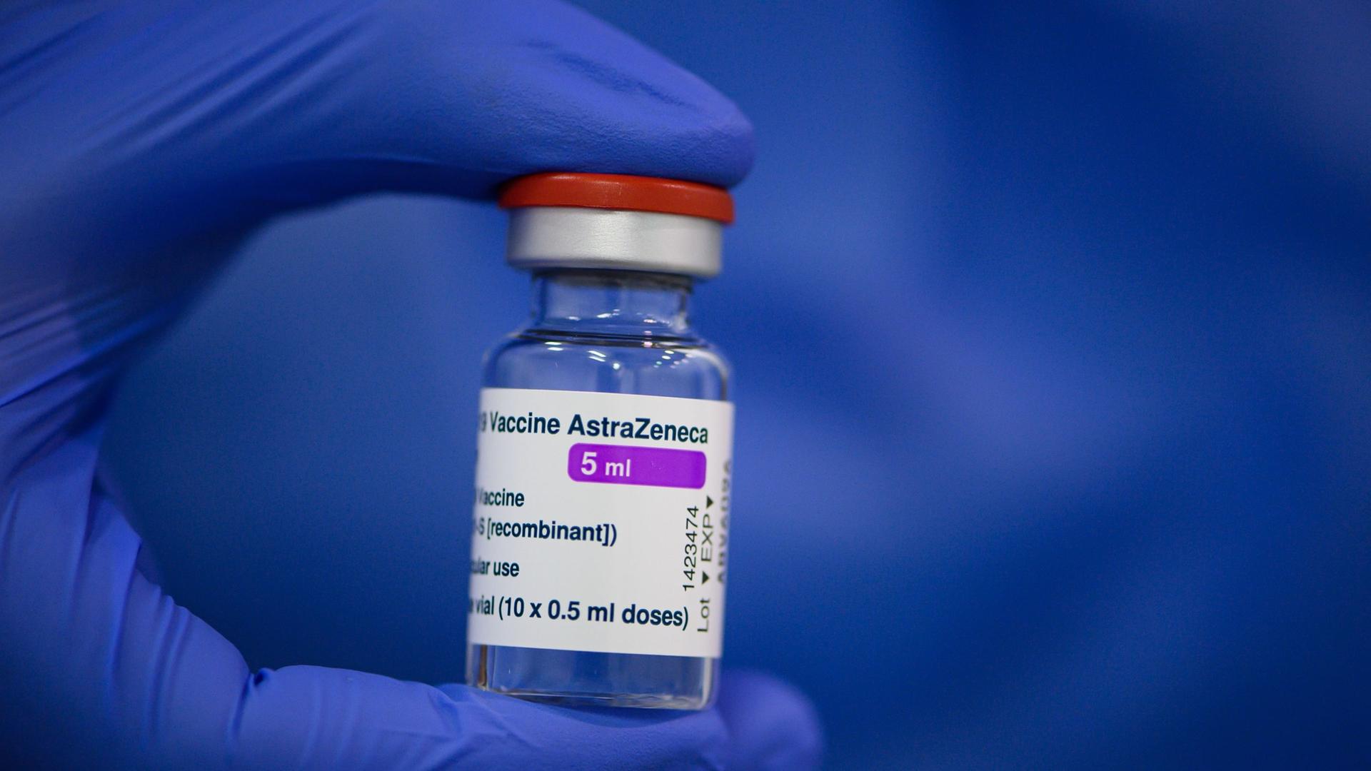 Eine Ampulle mit dem Astrazeneca-Impfstoff. Symbolbild