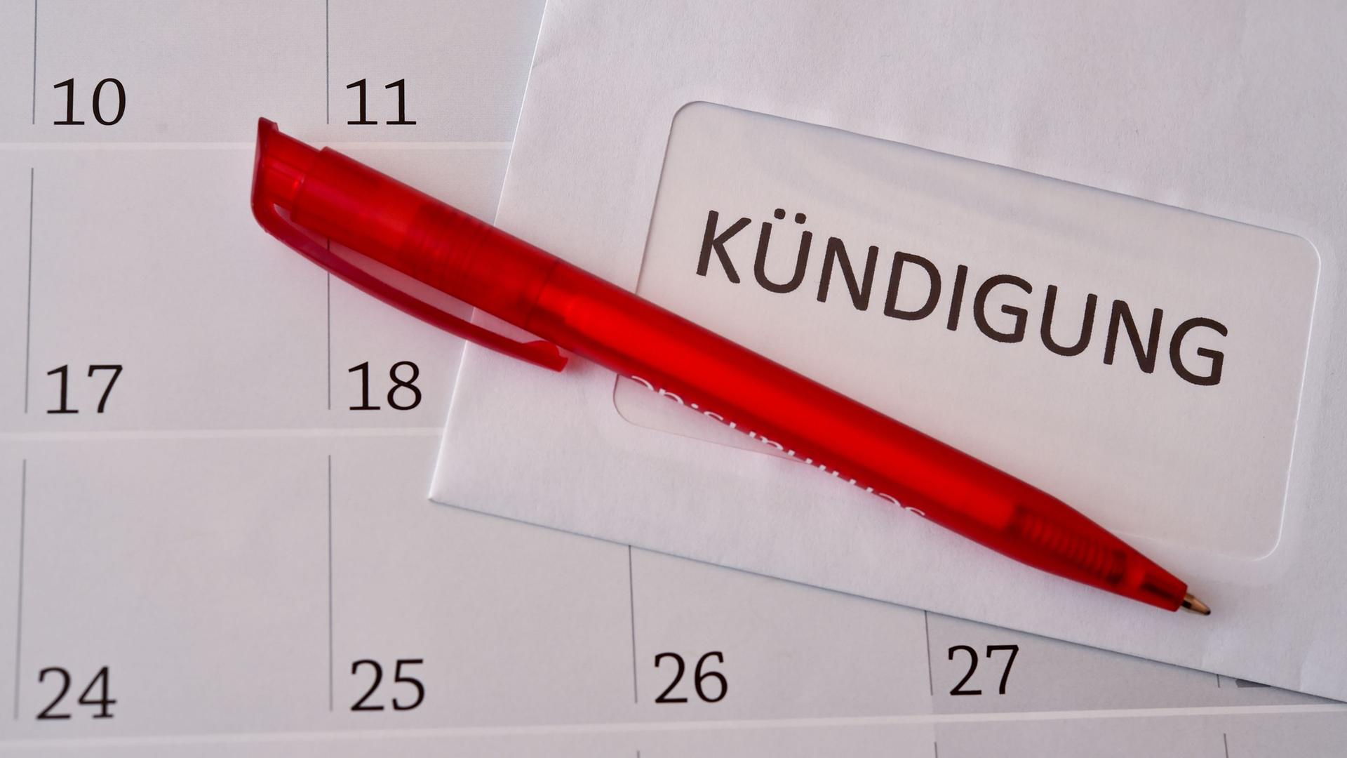 Eine Kündigung liegt in einem Büro. Symbolbild