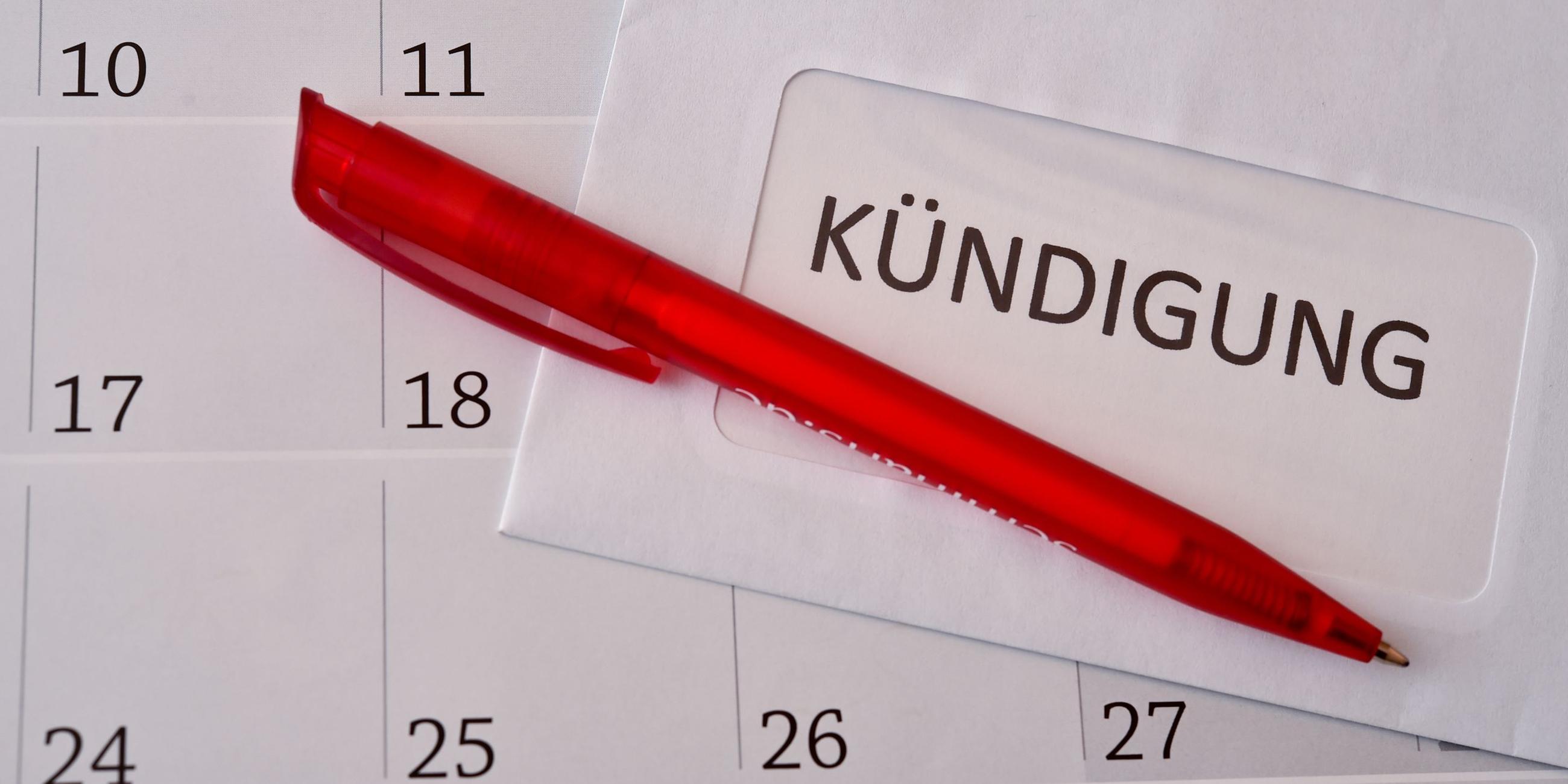 Eine Kündigung liegt in einem Büro. Symbolbild