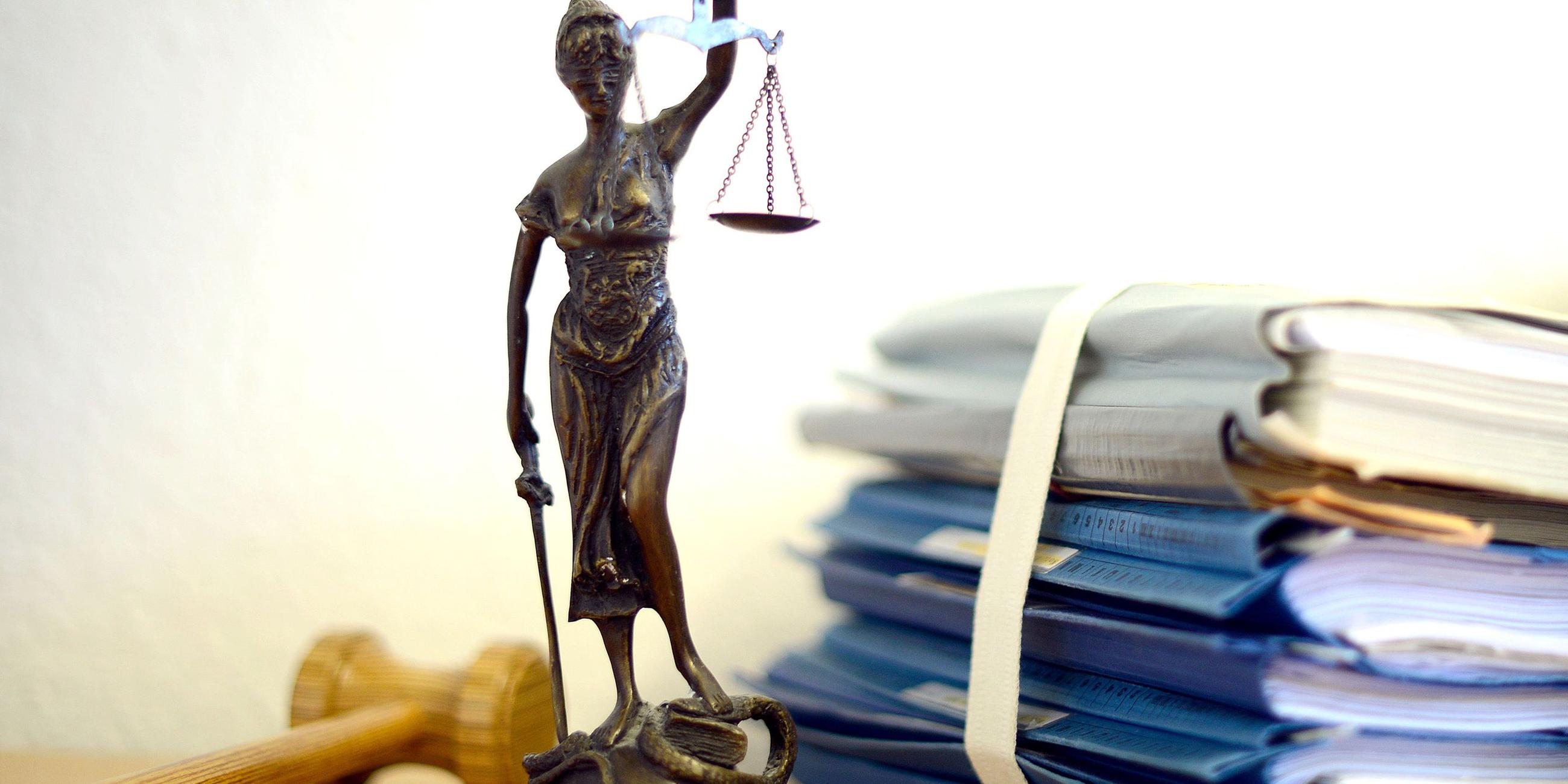 Eine modellhafte Nachbildung der Justitia. Archivbild
