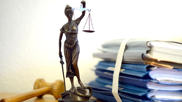 Eine modellhafte Nachbildung der Justitia. Archivbild