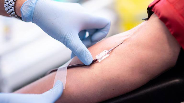 Eine Person spendet Blut. Archivbild