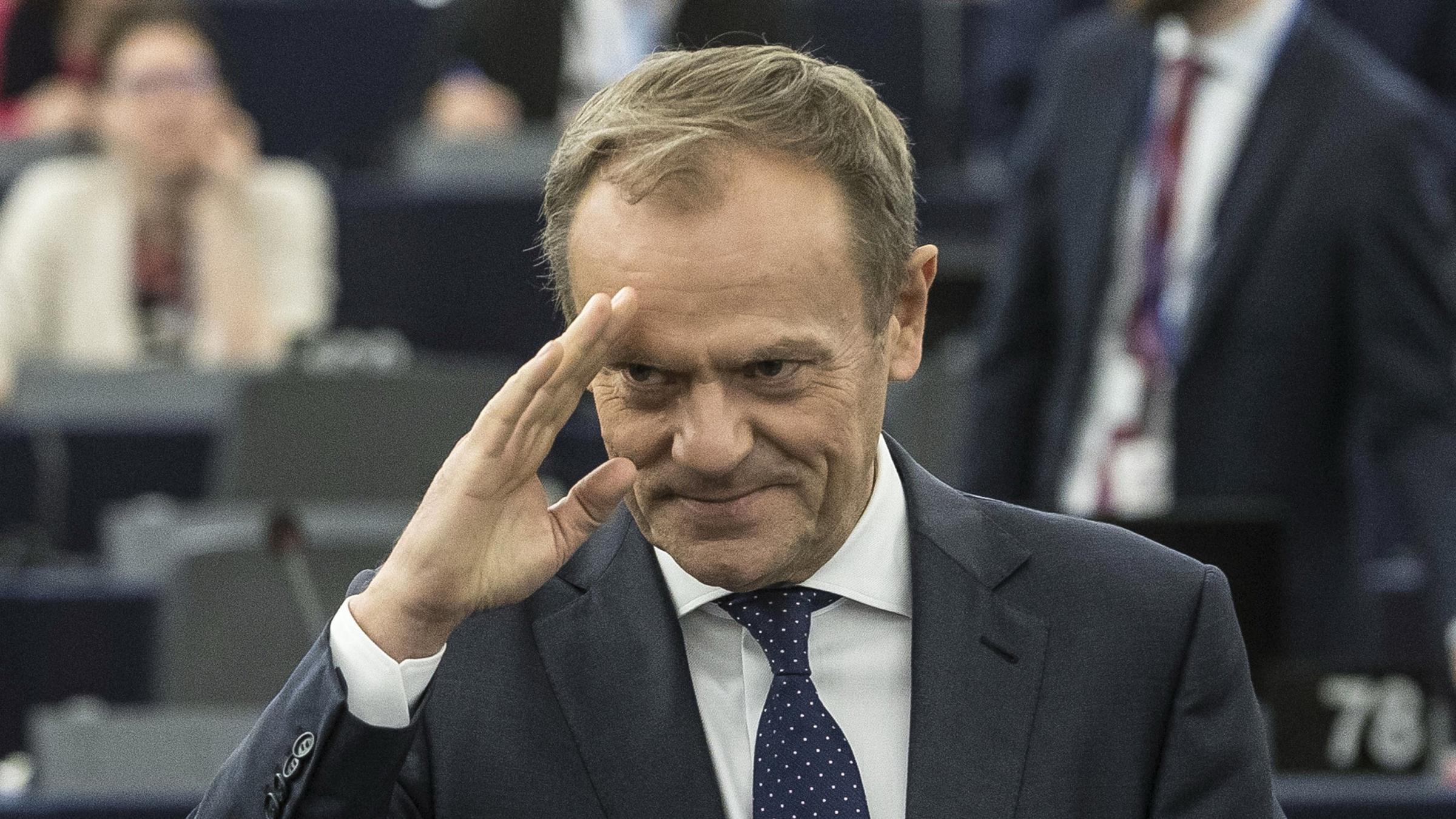 EU-Ratspräsident Donald Tusk grüßt im Europäischen Parlament.