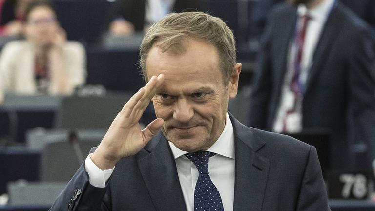 EU-Ratspräsident Donald Tusk grüßt im Europäischen Parlament.