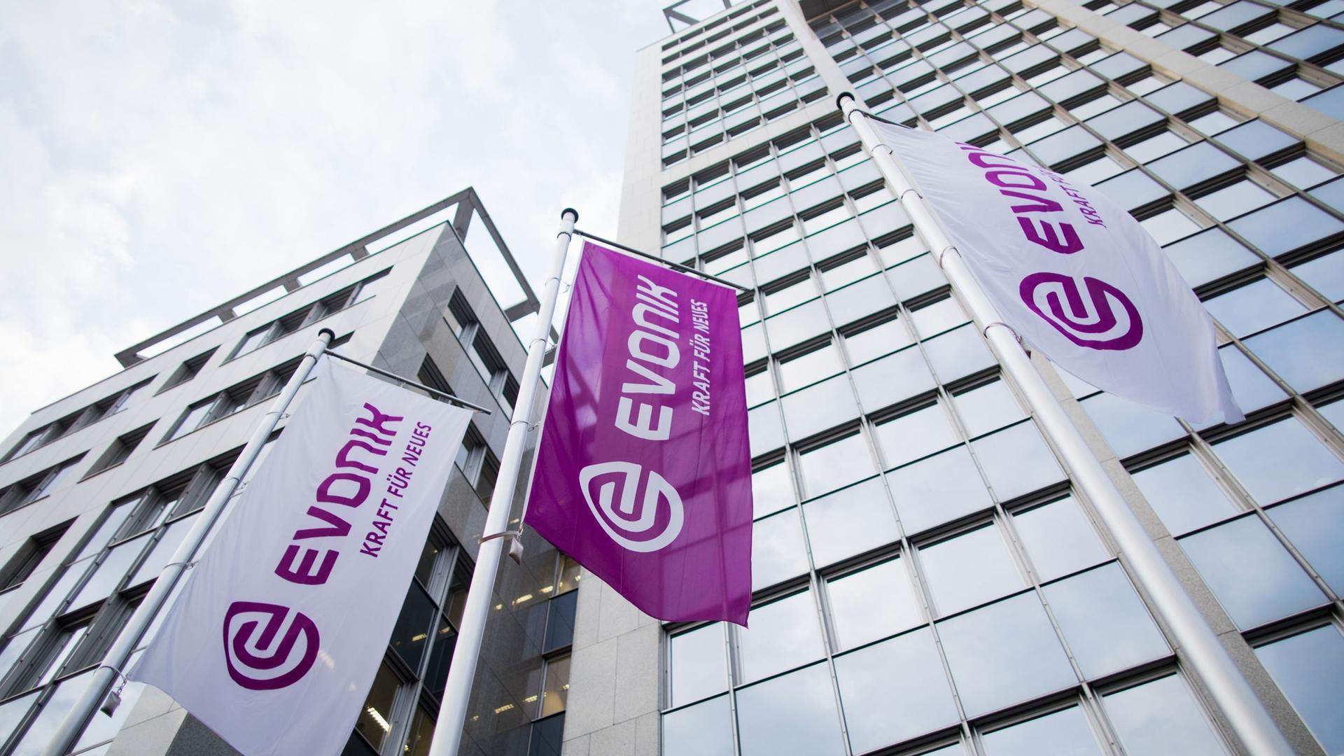 Flaggen wehen vor der Zentrale von Evonik. Archivbild