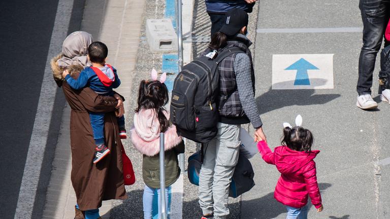 Flüchtlinge stehen am Flughafen Hannover. Archivbild