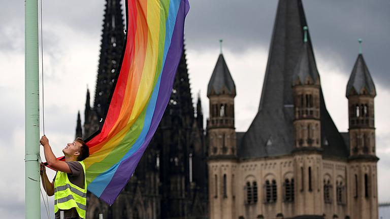 Frauenverbände protestieren gegen Segnungsverbot.