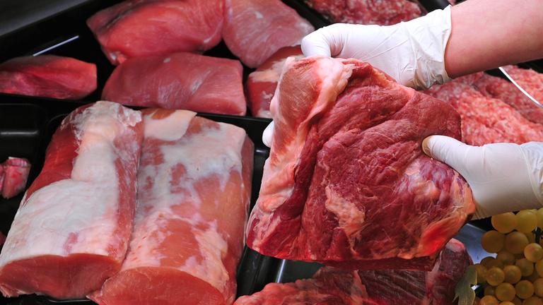 Frisches Fleisch in der Fleischtheke. Symbolbild