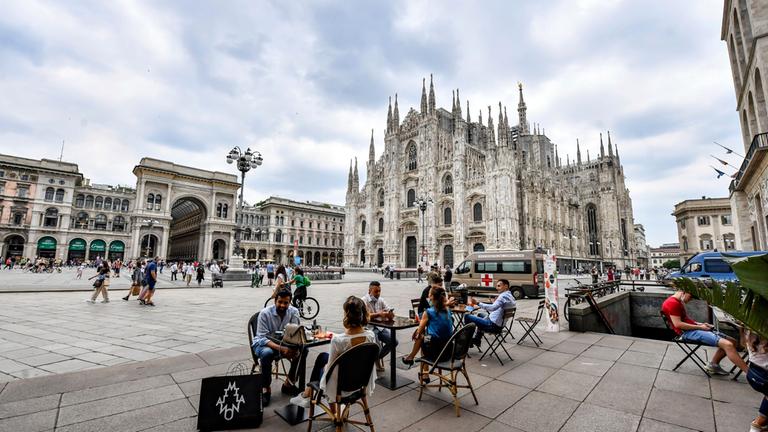 Gäste sitzen in einem Café in Mailand. Archivbild