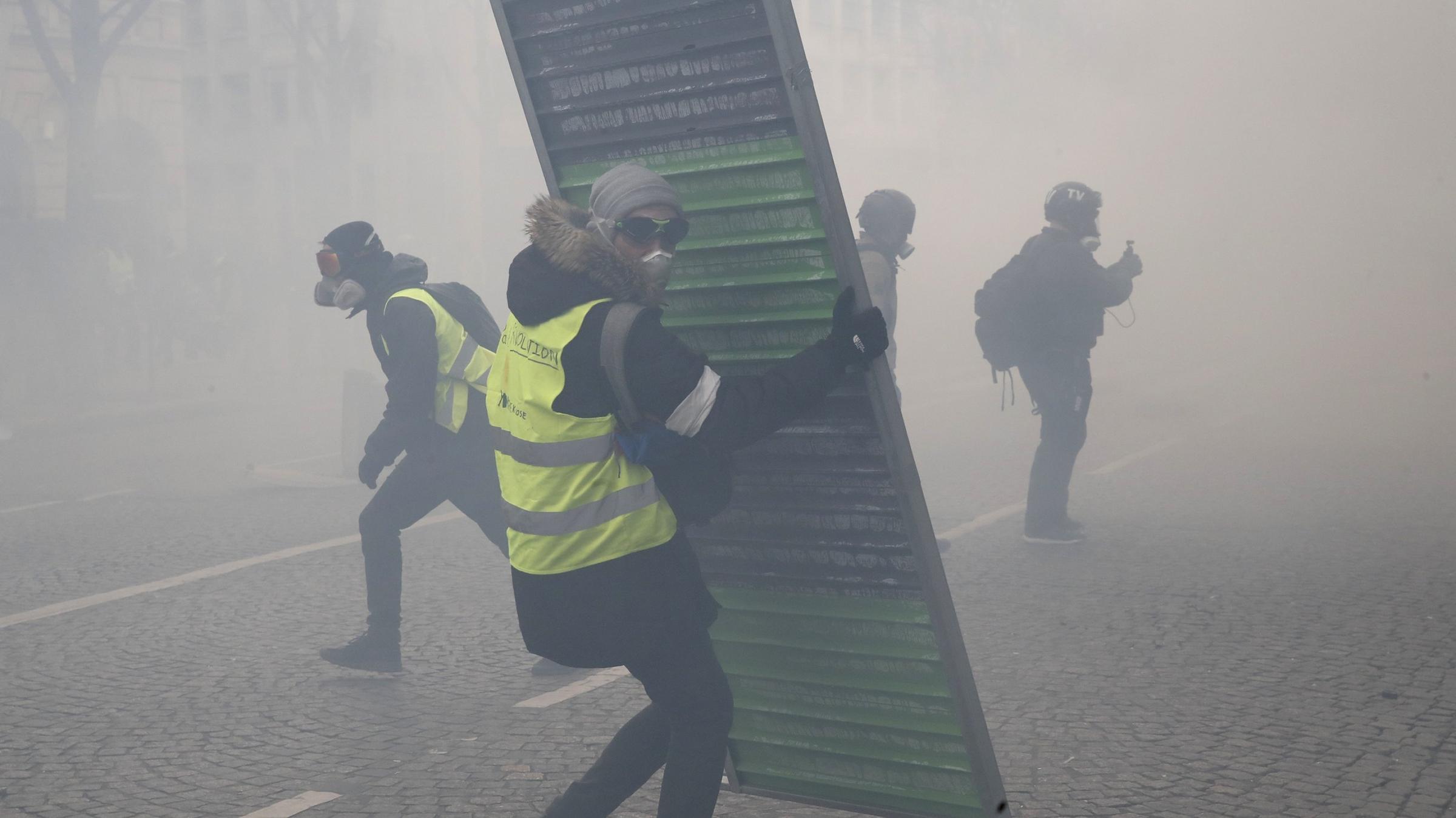 "Gelbwesten"-Demonstranten errichten Barrikaden in Paris.