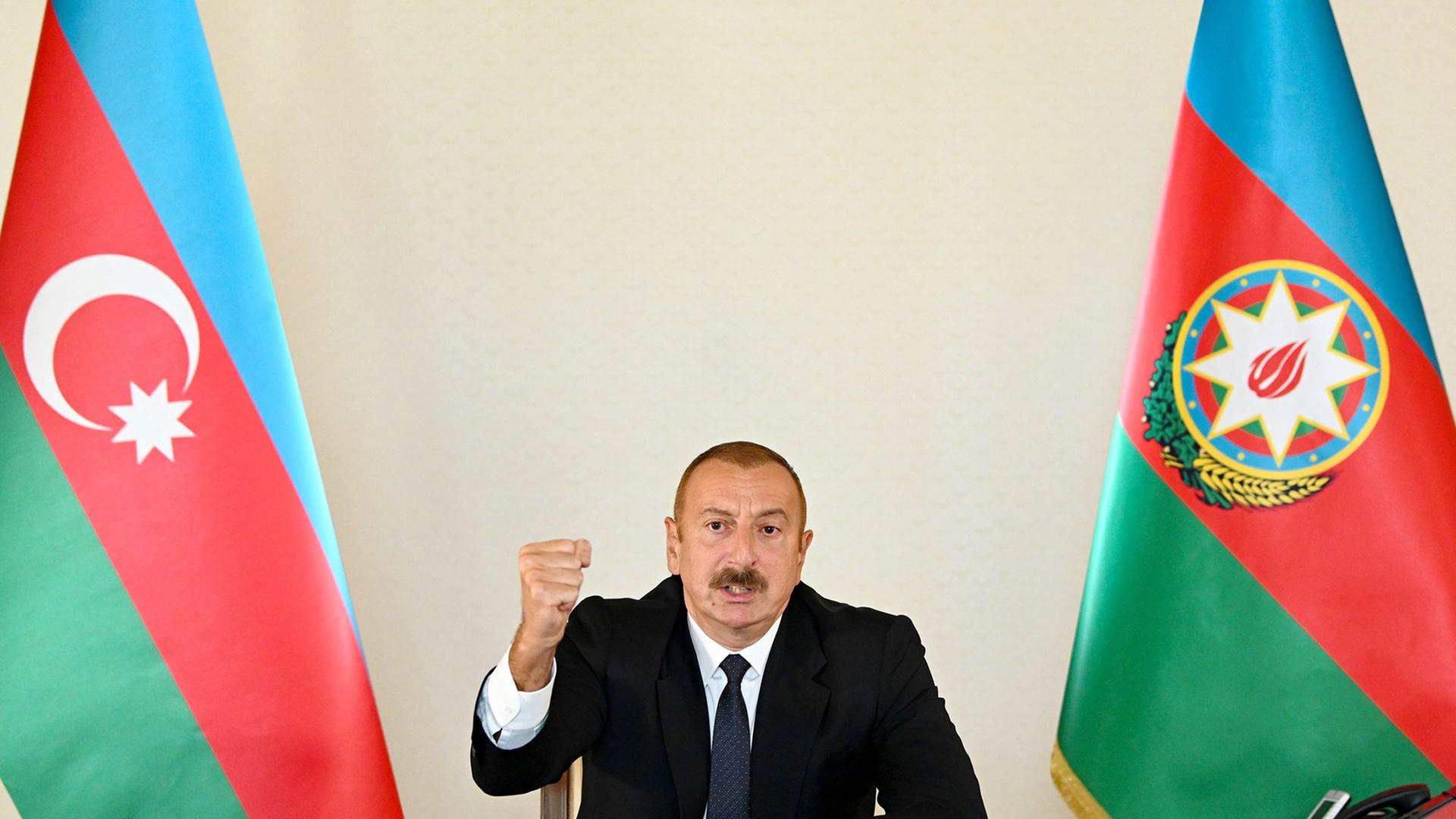 Ilham Alijew spricht bei einer Ansprache an die Nation.