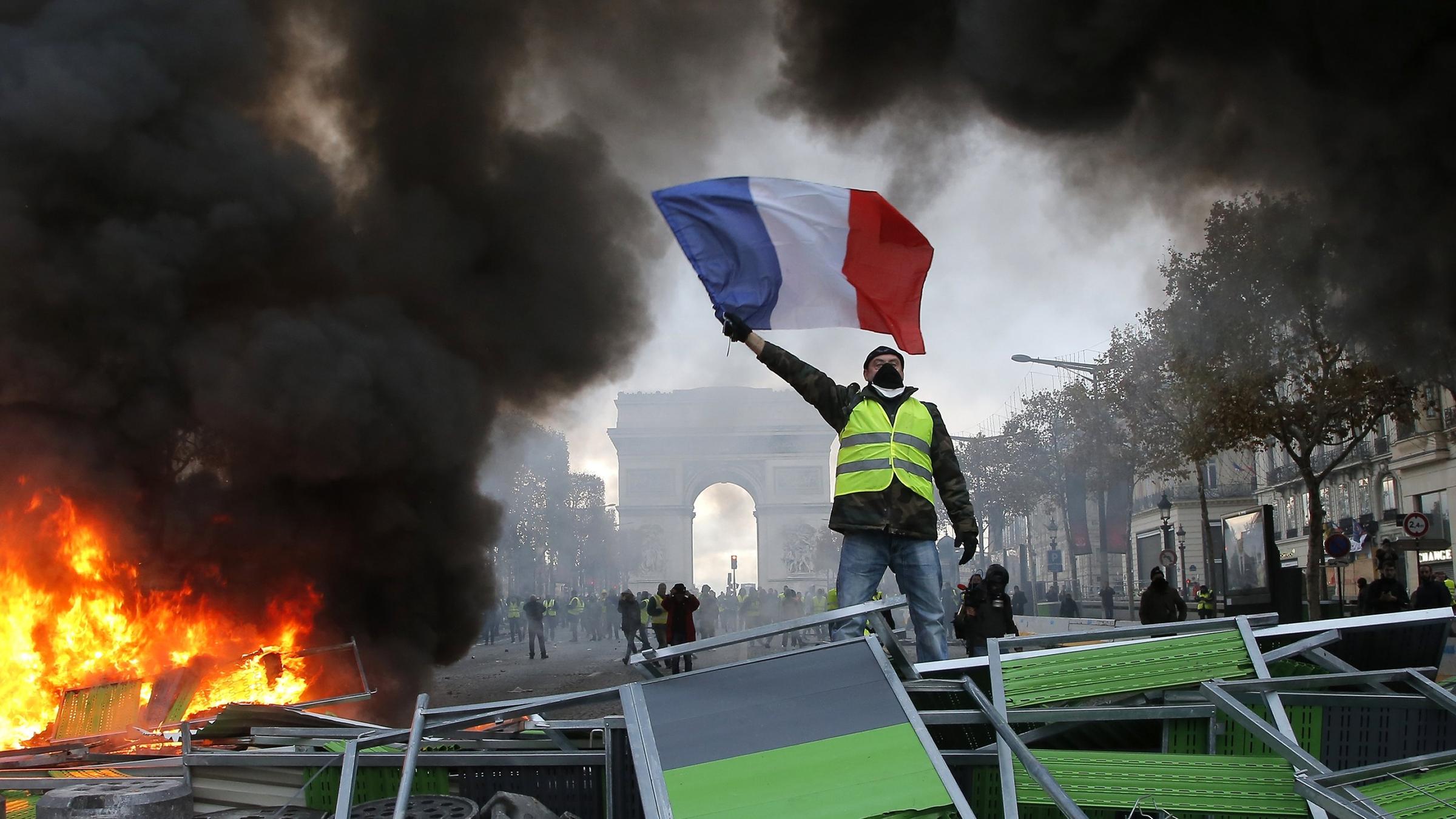 Im Zuge der Proteste kam es auch zu Ausschreitungen in Paris.