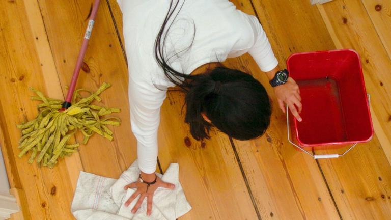 Immer mehr Menschen wünschen sich eine Haushaltshilfe. Archivbild